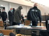 Der Angeklagte betrat am Montag zum zweiten Prozesstag des Revisionsverfahrens den Gerichtssaal im Neubrandenburger Landgericht.