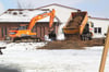Der Schneeschauer störte die Veolia-Mitarbeiter am Dienstag nicht bei ihren Planierungsarbeiten auf dem Gelände der ehemaligen Berufsschule.