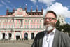 Nun ist es offiziell: Rostocks Oberbürgermeister Claus Ruhe Madsen verlässt die Hansestadt und wird Wirtschaftsminister in der schwarz-grünen Landesregierung Schleswig-Holsteins. Er wird im Kabinett von Ministerpräsident Daniel Günther (CDU) auch für Verkehr, Arbeit, Technologie und Tourismus zuständig sein.
