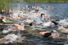 247 Starter waren bei der 24. Auflage des Dreikampfes dabei. Zu Beginn mussten sie 600 Meter durch den Großen Prälanksee schwimmen.