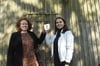 Pastorin Sonja Reincke und Josephine Paetzel zeigen die Plakette des Projekts „Land:Gut2022“.
