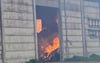 In Menzlin brannte am Sonntag eine Lagerhalle mit Strohballen aus.