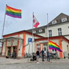 Regenbogenflaggen hängen nach Diebstahl wieder am Bahnhof