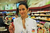 Verkauft sich gerade sehr gut: Pfefferspray. Katja Köhn aus der Apotheke im Marktplatzcenter in Neubrandenburg zeigt ein Exemplar.