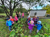 Traurig zeigen die Kinder auf die Stelle in ihrem kleinen Kita-Garten, wo der riesige Kürbis wuchs.