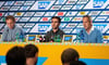 Tom Lucka (Mitte) bei einer Pressekonferenz in Aktion. Zu seiner rechten Seite sitzt der Trainer seines Klubs, Julian Nagelsmann, zur linken der Coach von Eintracht Frankfurt, Adi Hütter.  