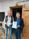 Werner Feller (links) erhielt die Urkunde und Schwalbenplakette „Schwalbenfreundliches Haus“  von Nabu-Vorstandsmitglied Andreas Köhncke überreicht.