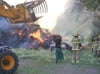 Vollen Einsatz verlangte der Brand einer großen Strohmiete von der Anklamer Feuerwehr.