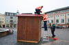 Montagmorgen machte die Hansestadt den Anfang mit dem Aufbau des ersten Weihnachtsbüdchens auf dem Anklamer Markt und auch die Drachenbahn ist bereits angekommen. 