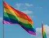 Bei der Polizei in MV ist man sich noch nicht ganz so sicher, ob es erlaubt war, die Regenbogenflagge zu zeigen. (Symbolbild).