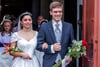 Der 31-jährige Erbprinz Georg Alexander zu Mecklenburg und die 29-jährige Niederländerin Hande Macit kommen mit ihren Hochzeitsgästen aus der Neustrelitzer Stadtkirche.
