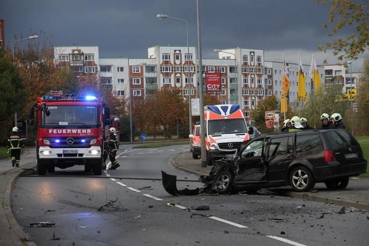 Schwerer Unfall in Rostock fordert drei Verletzte