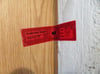 An der Tür, hinter der die Gewalttat in Torgelow geschah, klebt ein amtliches Siegel.