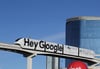 Eine Monorail wirbt in Las Vegas für den Google Assistant, der mit dem Sprachkommando „Hey Google” gestartet wird.