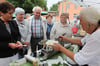 Heide-Marie Lübbert verteilte eifrig Kostproben der Teterower Hechtsuppe an das Publikum. Fotos (2): Simone Pagenkopf