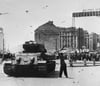Sowjetische Panzer rückten an, um den Aufstand von 1953 niederzuschlagen. Solche und andere Fotos sind Teil der Ausstellung.  FOTO: Veranstalter