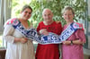 Große Freude bei Klaus-Dieter Lehmann sowie Betreuerin Andrea Pagel (l.) und Britta Voss vom Müritz-Klinikum über den signierten Fan-Schal.
             