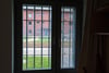 Das vergitterte Fenster einer Einzelhaftzelle ist der Justizvollzugsanstalt (JVA) zu sehen. Mecklenburg-Vorpommern hat im vergangenen Jahr gut 48.000 Euro Entschädigung für zu Unrecht in U-Haft Sitzende gezahlt.