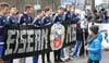 Mitglieder des FCN demonstrieren vor dem Neubrandenburger Rathaus für ihren Verein. 
