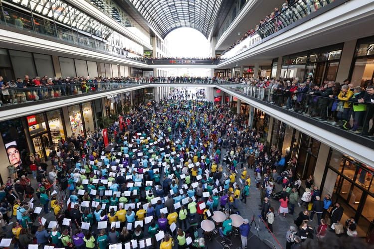 Hunderte Musiker Spielen In Berliner Shopping-Mall