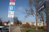 Die Verkehrszeichen auf der Schlossbergzufahrt in Neustrelitz schreiben seit dem Abschluss der Sanierungsarbeiten eine Begrenzung der Parkdauer auf zwei Stunden vor.