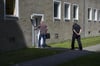 Mitarbeiter der Spurensicherung der Polizei gehen in ein Mehrfamilienhaus in Lübeck-Eichholz, in dem ein Tatverdächtiger im Mordfall Anna-Lena festgenommen wurde. 