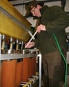 Hygiene: Fischzüchter Maik Schultz saugt die abgestorbenen Eier aus den Gläsern. Sie könnten eine Pilzinfektion haben und die gesunden anstecken, falls er diese Arbeit einmal schleifen lässt.