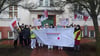 Protest gegen Zwei-Klassen-Bezahlung vor Prenzlauer Klinik