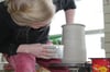 Keramiker erwerben erst in ihrer mehrjährigen Ausbildung die praktischen Fertigkeiten, die sie befähigen, in Produktion zu gehen.