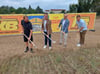 Danny Baumann von der Schielecke Bau GmbH, Ronny Keßler, Patrick Muranko und Bauleiter Marco Dittert (von links) beim ersten Spatenstich