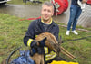 Feuerwehrmann Stefan Klausch mit dem jungen Rehbock, den er aus dem Schacht geholt hat.