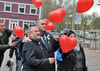 Das frischvermählte Paar, Ulf Gurke (rechts) und Bernd Kwasniak, ließ rote Ballons mit vielen Wünschen in den Ueckermünder Himmel steigen. 