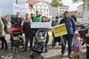 Rund 150 Demonstrantinnen legten am Freitag in Neustrelitz kurzzeitig den Straßenverkehr am Markt lahm. Sie gingen für Hebammen auf die Straße.