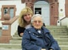 An ihrem 100. Geburtstag besuchte Gertrud Reschke gemeinsam mit Enkelin Carmen Irens das Schloss in Klink.
