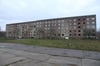 Eigentlich wollte die Gemeinde Tutow bereits dieses Jahr mit dem Abriss der Aufgänge 9 bis 16 im Pommernring beginnen, die Wohnungen sind längst leer gezogen und teils bereits ausgeschlachtet. Doch nun steht das ganze Vorhaben erstmal in Frage.