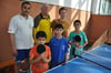 Heinz Fischer (gelb-schwarzes Shirt) ist zwar vom Landesverband gesperrt, dennoch trainiert er weiter, unter anderem mit den drei Jungen aus der syrischen Flüchtlingsfamilie (vorn).