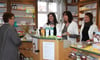 Cornelia Schleich ist mit ihren Mitarbeiterinnen Nicole Felgner und Mandy Ratajczak die erste Anlaufstelle für Wesenberger, wenn es um den Kauf und die Beratung zu Medikamenten und Gesundheitsprodukten geht.  FOTOs: Tobias Lemke