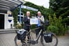 Am Hotel Pommernland in Demmin war Tag 71 der Radreise für Oliver Trelenberg abgeschlossen. Für den guten Zweck gab es von Bürgermeister Michael Koch einen Scheck über 200 Euro.
