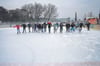 Schüler vom Ostseegymnasium Ückeritz versuchen sich bei einem Tagesausflug mit ihren Lehrerinnen auf dem Eis.