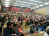Der Hörsaal an der Uni Rostock war zum Brechen gefüllt, als über die Ehrendoktorwürde für Edward Snowden diskutiert wurde. 