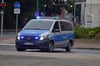 Ein Polizeiauto rigelte am Freitagnachmittag den Neubrandenburger Bahnhof ab, der wegen einer Gefahrenlage gesperrt wurde. Der Grund war zunächst unklar.