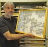 Frank Seemann vom Müritzeum zeigt einen der vielen Sammlungskästen mit verschiedenen Bienen.  FOTO: Petra Konermann
