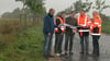 Im Regen an der sogenannten Wasserstraße trafen sich Mirows Bürgermeister Karlo Schmettau (links) sowie Vertreter vom Planungsbüro, der Strabag und des Landkreises zur Bauanlaufberatung.