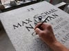 Der Grabstein für Max Michael Nathan wurde von der Hamburger Steinmetzfirma Herzog und Söhne angefertigt.