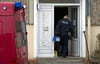 Mitarbeiter der Kriminalpolizei untersuchten den Brandherd im Keller des Mehrfamilienhauses in der Ernst-Thälmann-Straße in Woldegk.
