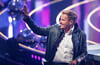 Dieter Bohlen winkt bei der ersten Mottoshow bei „Deutschland sucht den Superstar” (DSDS) den Zuschauern zu. Der Weg des 67-Jährigen in der RTL-Castingshow endet viel abrupter und weniger glamourös als gedacht: Er hat sich krankgemeldet.