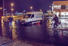 Ein Transporter steht auf einem von der Sturmflut leicht überschwemmten Parkplatz am Stadthafen. 