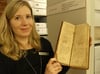 Aus dem Jahre 1585 stammt das hier von Archivleiterin Sabine Nietzold präsentierte, älteste Prenzlauer Bürgerbuch.