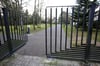 Seit Donnerstag müssen sich zwei Männer wegen Raubes mit Todesfolge auf einem Rostocker Friedhof vor dem Landgericht Rostock verantworten.