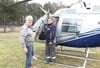Pilot Siegfried Lange (links) und E.DIS-Mitarbeiter Günter Formum wissen bei den Kontrollflügen genau, worauf sie achten müssen.